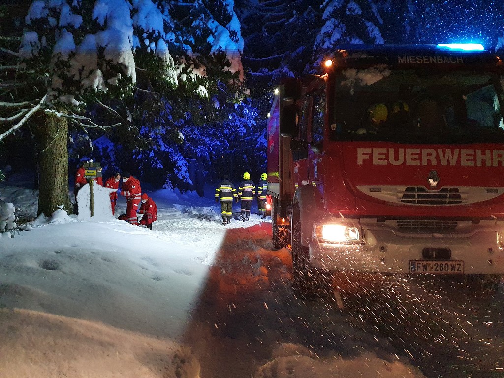 Technischer Einsatz: Menschenrettung – Tragehilfe für das Rote Kreuz