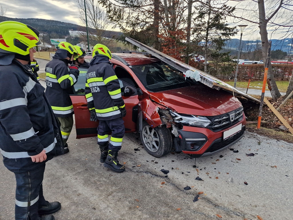 Verkehrsunfall mit eingeklemmter Person